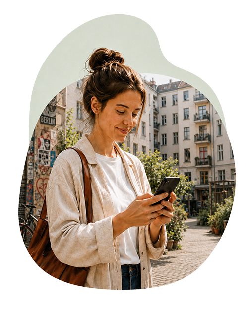 Frau bestätigt eine DropPoint-Buchung am Smartphone